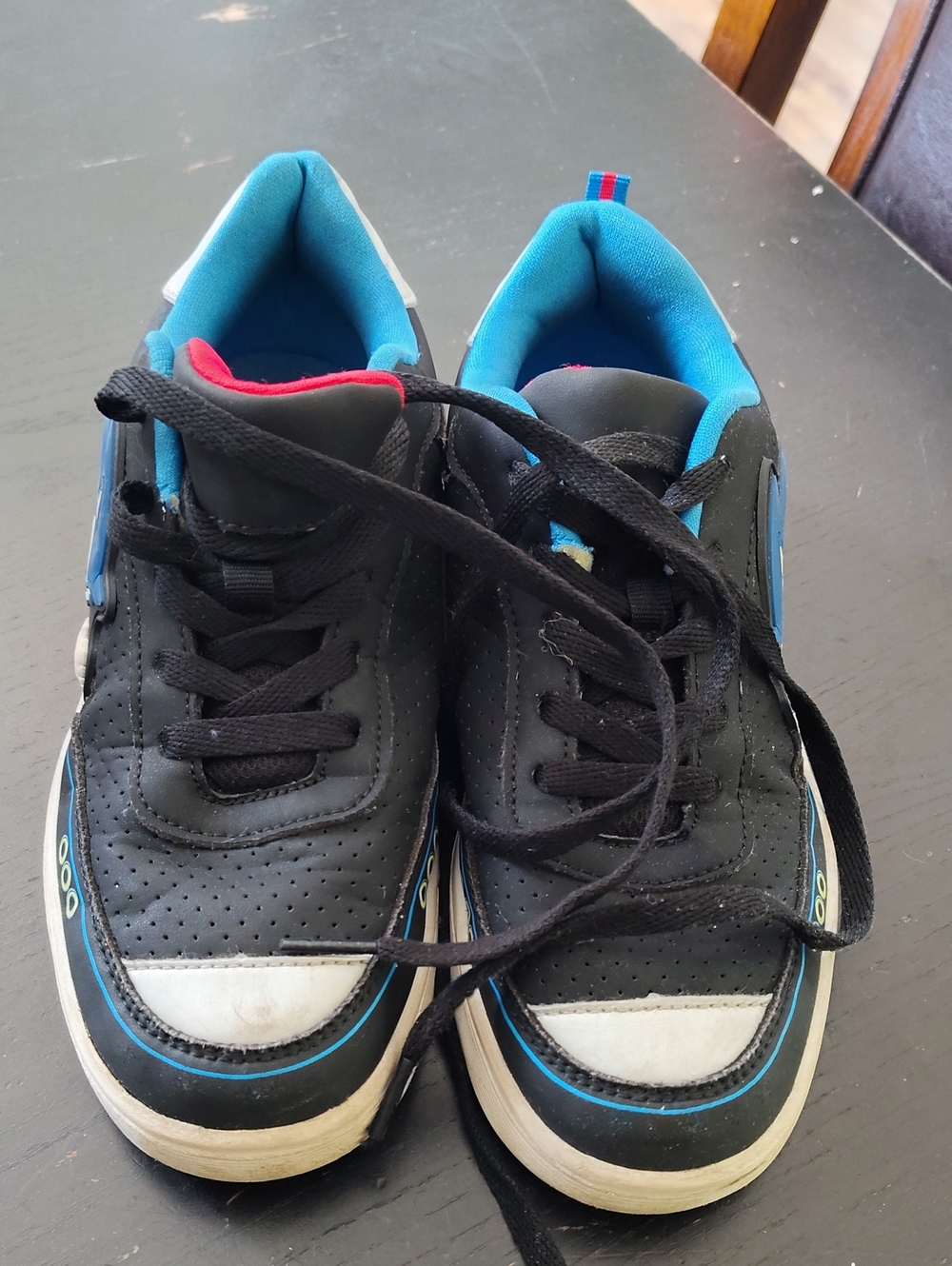 Sonix Kids Sneakers in Black, Blue & Red